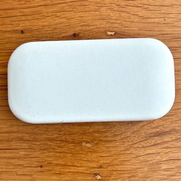 Marc Jacobs Oversized Clam Shell Hard Eyewear Case In White Unisex Sunglasses - Picture 3 of 6